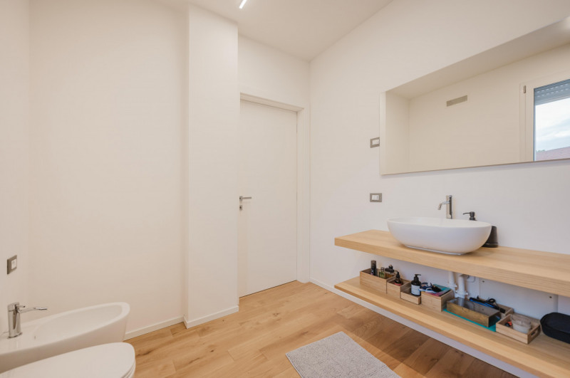 Raffinata porzione di bifamiliare di recentissima costruzione, pensata per offrire comfort modern...