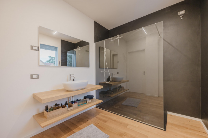 Raffinata porzione di bifamiliare di recentissima costruzione, pensata per offrire comfort modern...