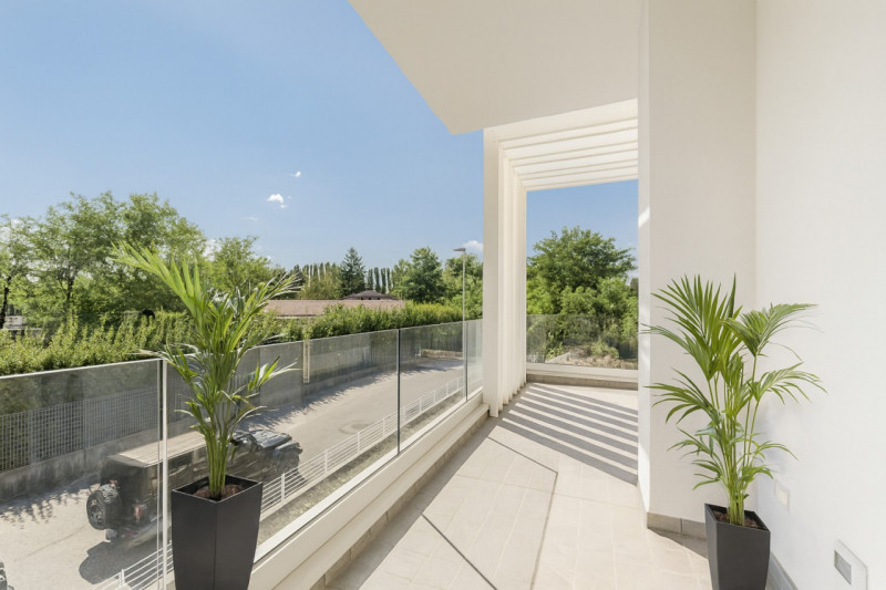 Raffinata porzione di bifamiliare di recentissima costruzione, pensata per offrire comfort modern...