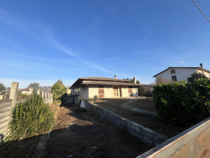 In vendita, nel cuore di Sossano, proponiamo una bifamiliare da ristrutturare su un lotto di circ...