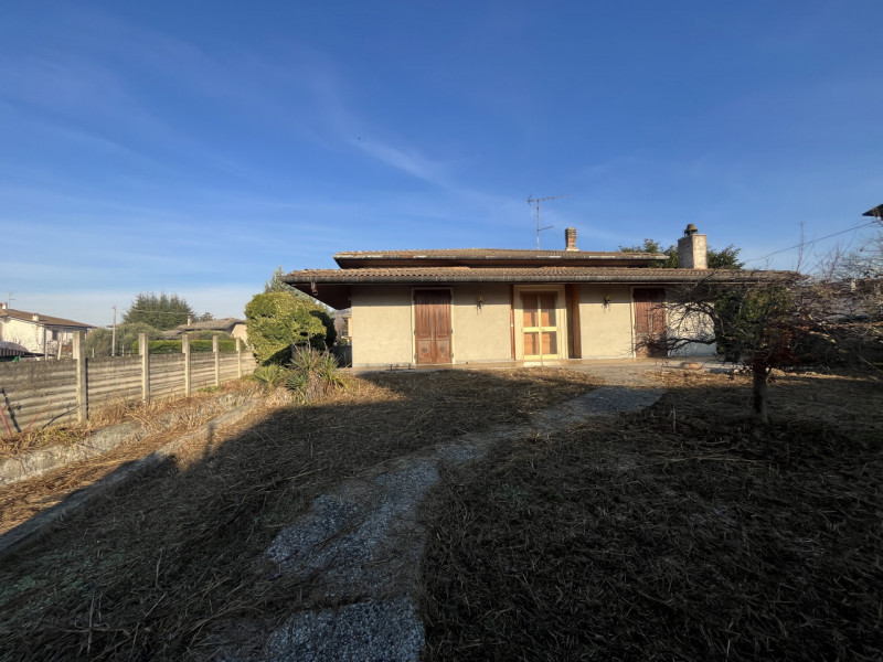 In vendita, nel cuore di Sossano, proponiamo una bifamiliare da ristrutturare su un lotto di circ...