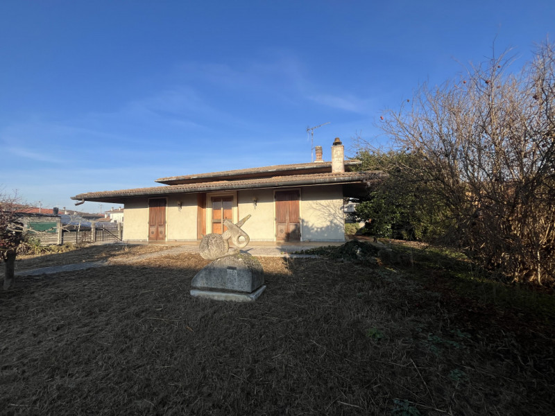 In vendita, nel cuore di Sossano, proponiamo una bifamiliare da ristrutturare su un lotto di circ...