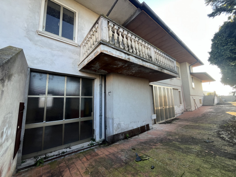 In vendita, nel cuore di Sossano, proponiamo una bifamiliare da ristrutturare su un lotto di circ...