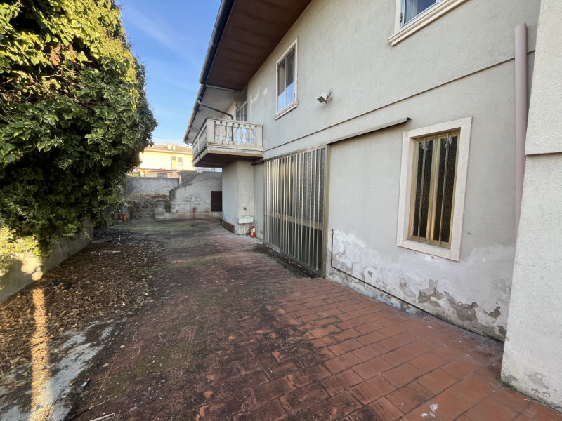 In vendita, nel cuore di Sossano, proponiamo una bifamiliare da ristrutturare su un lotto di circ...