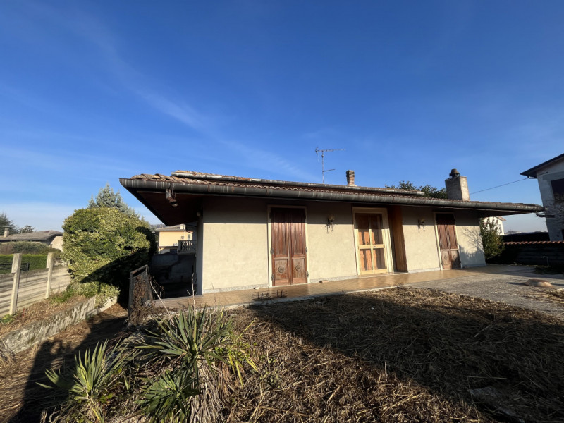 In vendita, nel cuore di Sossano, proponiamo una bifamiliare da ristrutturare su un lotto di circ...