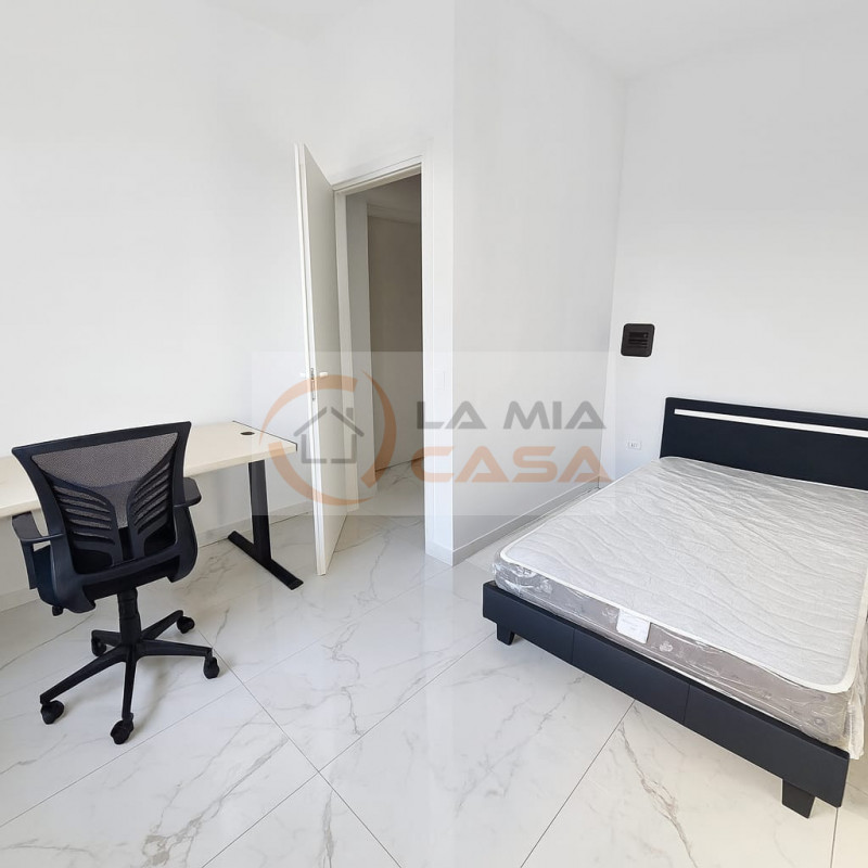 LEGNARO - A pochi passi dal centro paese e dall'Università di Legnaro, proponiamo spaziosa camera...