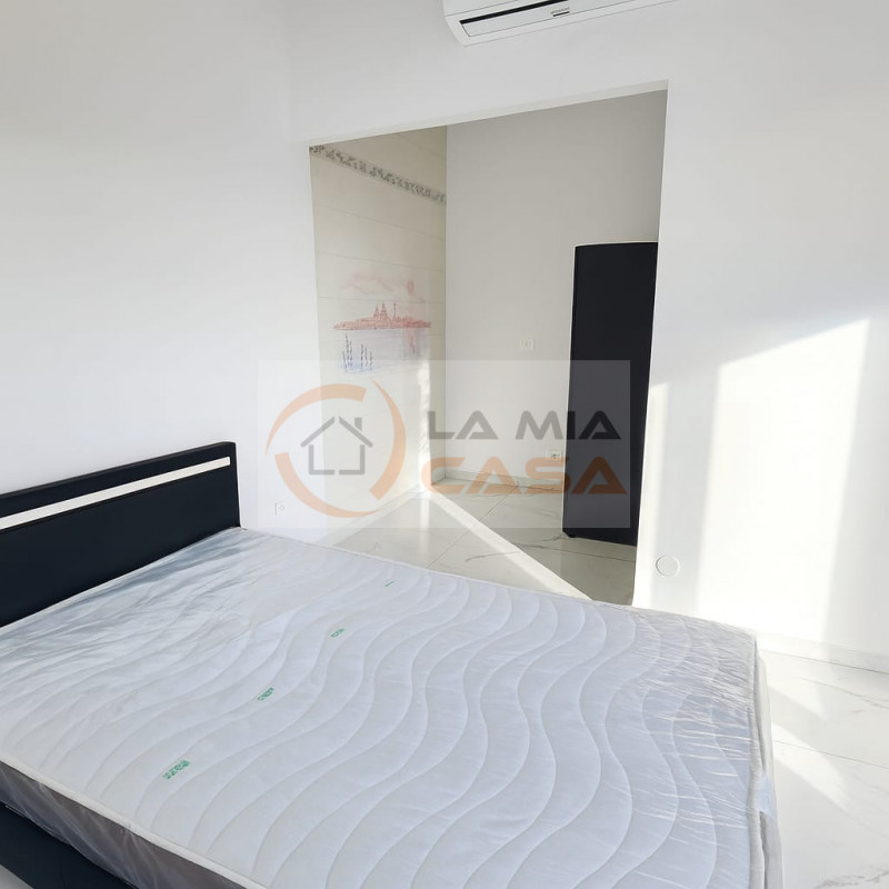 LEGNARO - A pochi passi dal centro paese e dall'Università di Legnaro, proponiamo spaziosa camera...