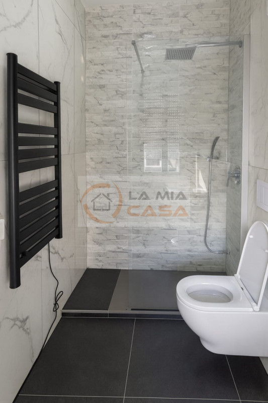 LEGNARO - A pochi passi dal centro paese e dall'Università di Legnaro, proponiamo spaziosa camera...