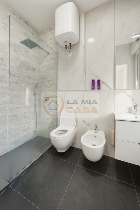 LEGNARO - A pochi passi dal centro paese e dall'Università di Legnaro, proponiamo spaziosa camera...