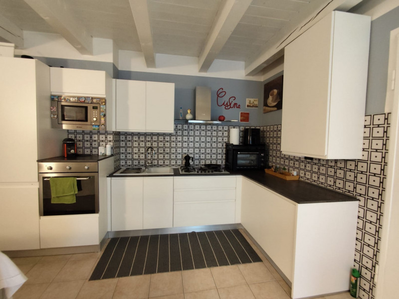 Su piccola palazzina di sole 8 unità, al piano secondo con ascensore, vendesi luminoso appartamen...