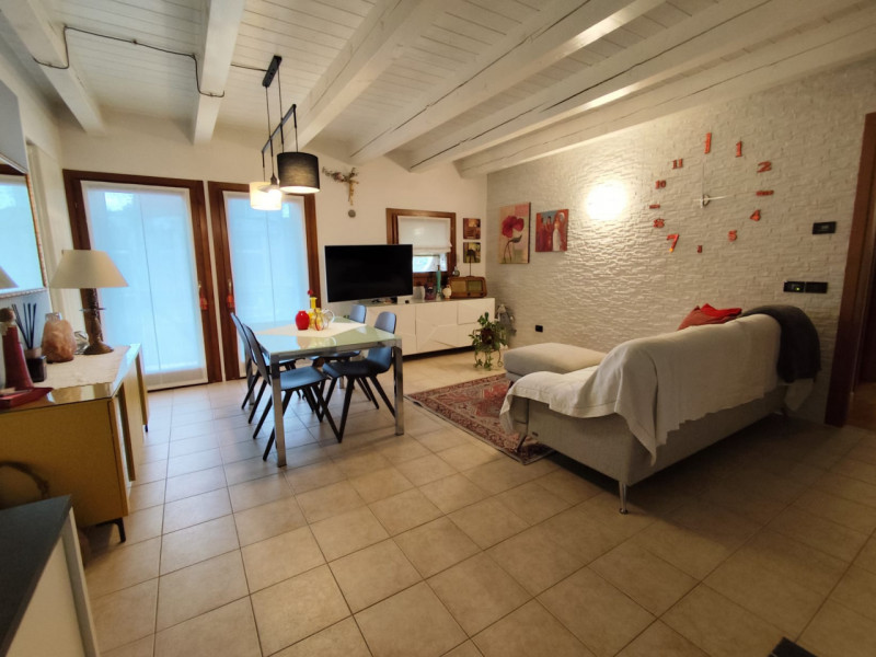 Su piccola palazzina di sole 8 unità, al piano secondo con ascensore, vendesi luminoso appartamen...