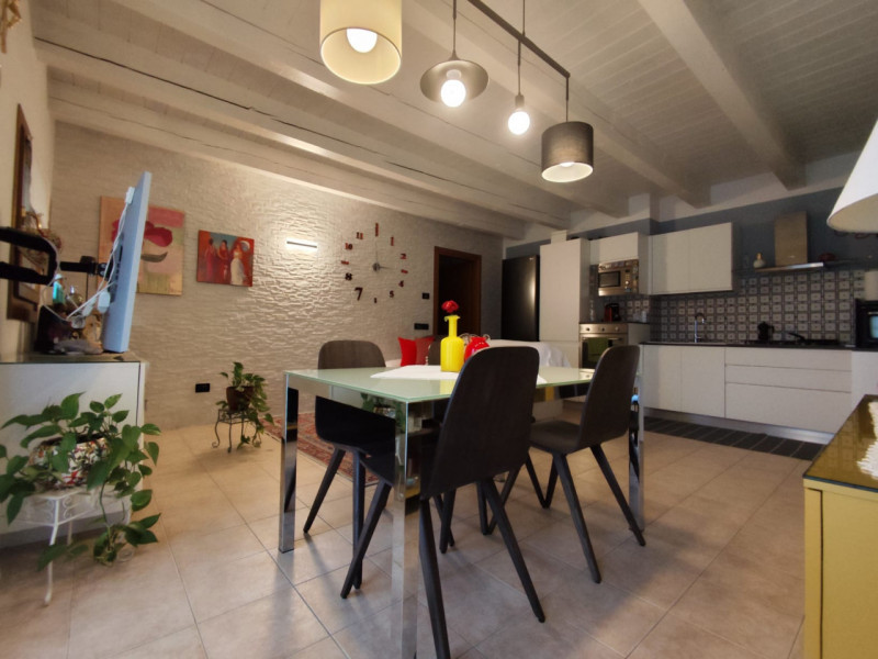 Su piccola palazzina di sole 8 unità, al piano secondo con ascensore, vendesi luminoso appartamen...