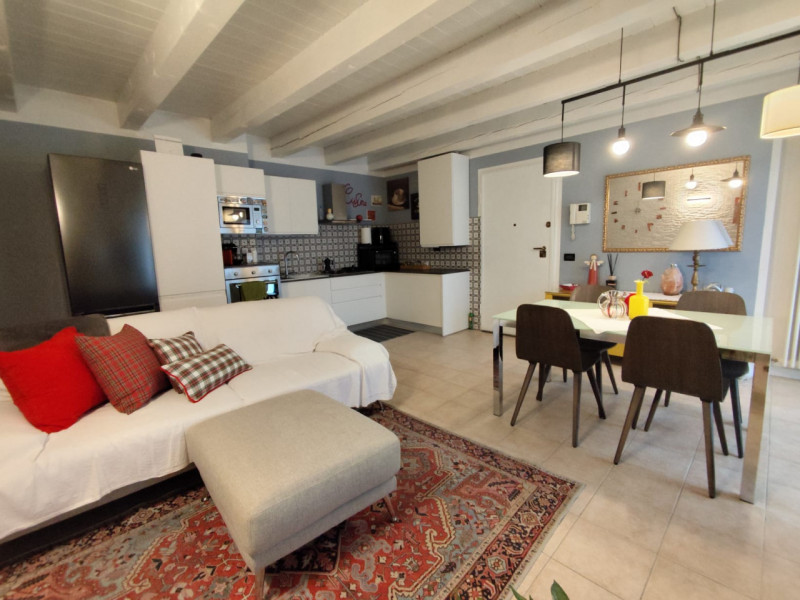 Su piccola palazzina di sole 8 unità, al piano secondo con ascensore, vendesi luminoso appartamen...