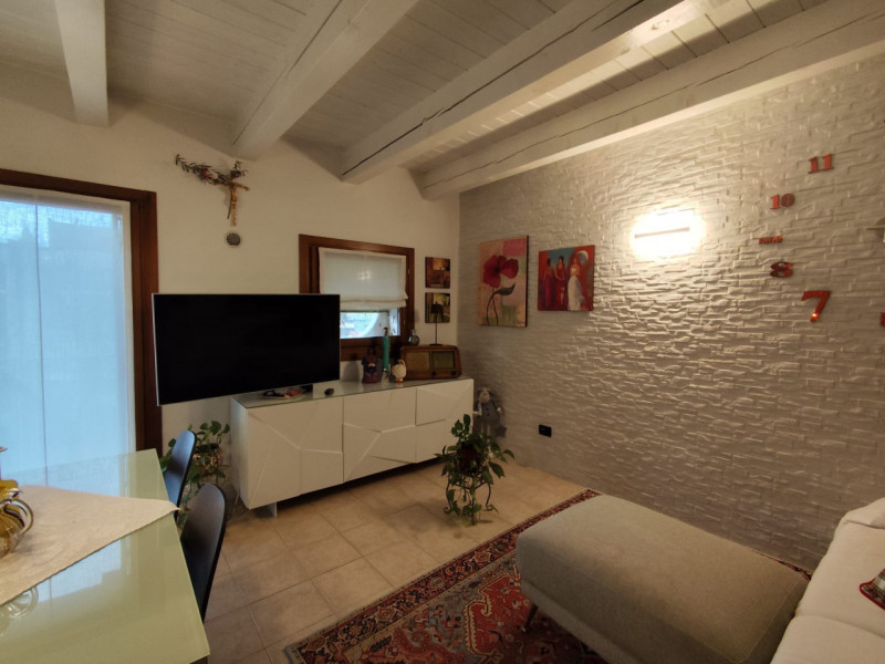 Su piccola palazzina di sole 8 unità, al piano secondo con ascensore, vendesi luminoso appartamen...