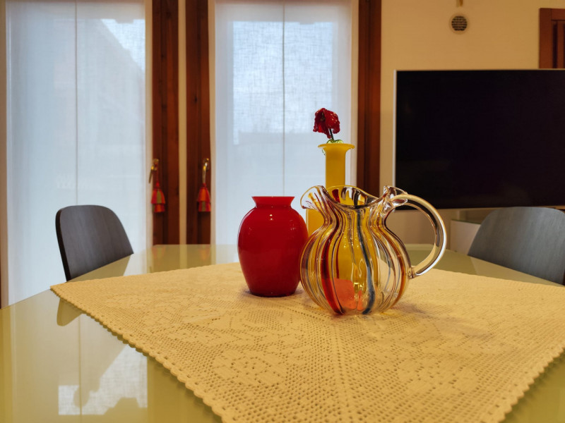 Su piccola palazzina di sole 8 unità, al piano secondo con ascensore, vendesi luminoso appartamen...