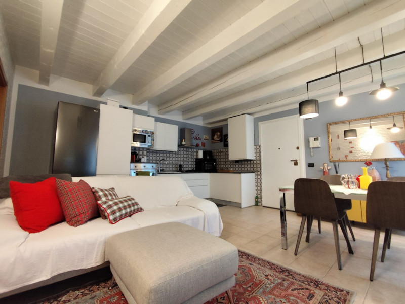 Su piccola palazzina di sole 8 unità, al piano secondo con ascensore, vendesi luminoso appartamen...