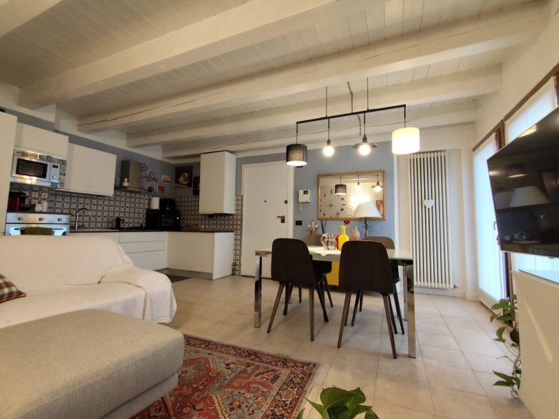 Su piccola palazzina di sole 8 unità, al piano secondo con ascensore, vendesi luminoso appartamen...