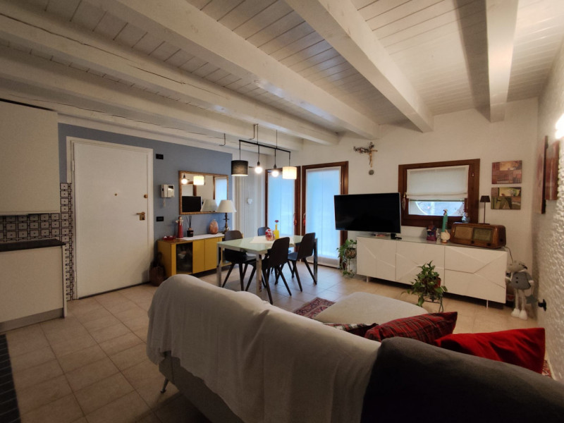 Su piccola palazzina di sole 8 unità, al piano secondo con ascensore, vendesi luminoso appartamen...