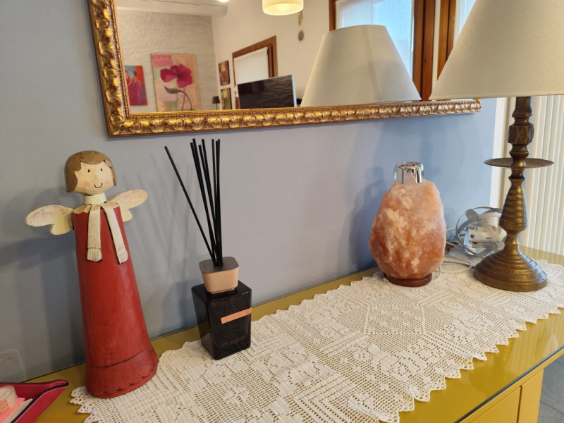 Su piccola palazzina di sole 8 unità, al piano secondo con ascensore, vendesi luminoso appartamen...