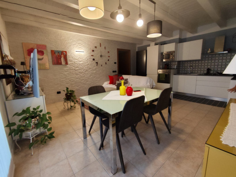 Su piccola palazzina di sole 8 unità, al piano secondo con ascensore, vendesi luminoso appartamen...