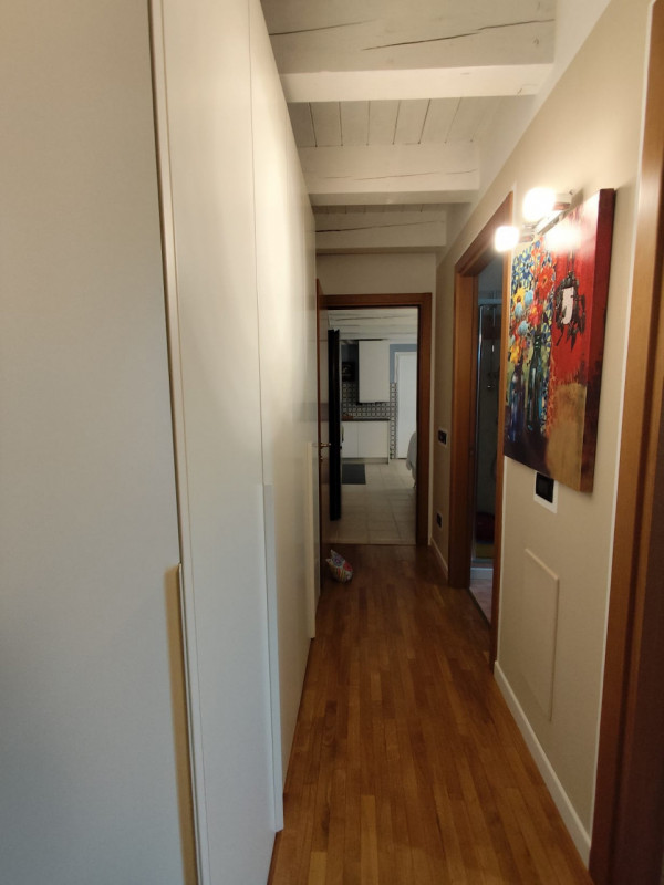 Su piccola palazzina di sole 8 unità, al piano secondo con ascensore, vendesi luminoso appartamen...