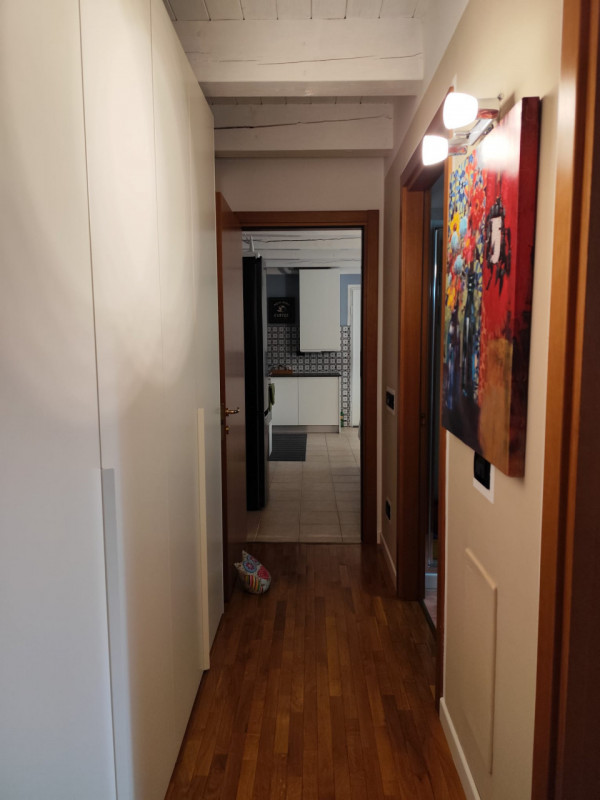 Su piccola palazzina di sole 8 unità, al piano secondo con ascensore, vendesi luminoso appartamen...