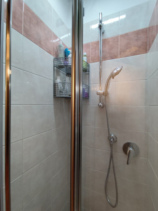 Su piccola palazzina di sole 8 unità, al piano secondo con ascensore, vendesi luminoso appartamen...