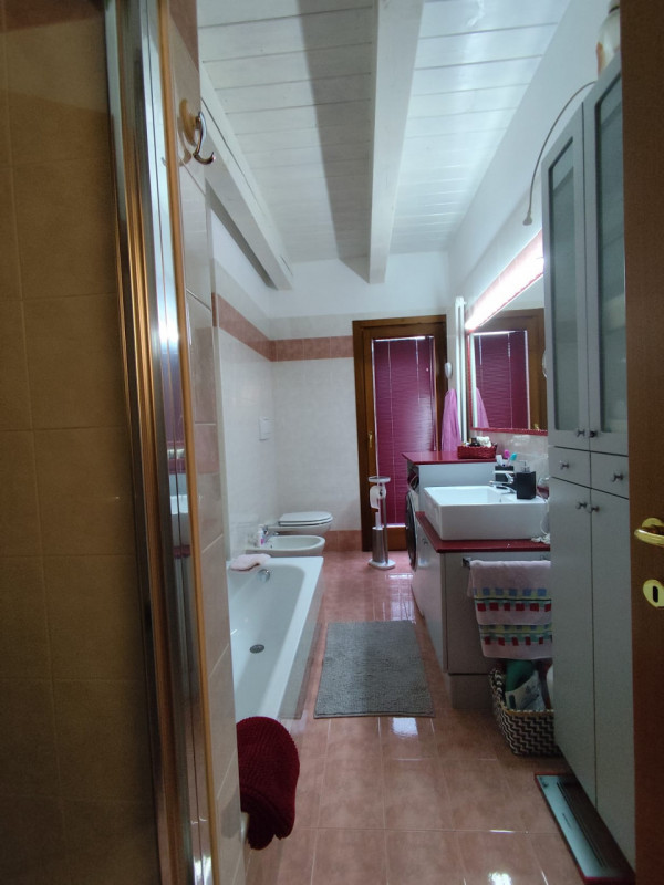 Su piccola palazzina di sole 8 unità, al piano secondo con ascensore, vendesi luminoso appartamen...