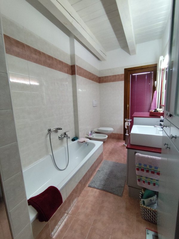 Su piccola palazzina di sole 8 unità, al piano secondo con ascensore, vendesi luminoso appartamen...