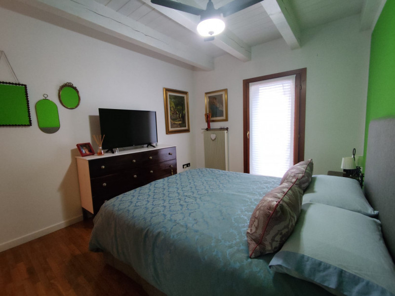 Su piccola palazzina di sole 8 unità, al piano secondo con ascensore, vendesi luminoso appartamen...