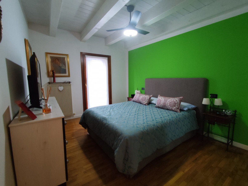 Su piccola palazzina di sole 8 unità, al piano secondo con ascensore, vendesi luminoso appartamen...