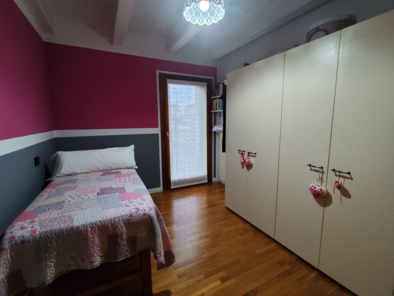 Su piccola palazzina di sole 8 unità, al piano secondo con ascensore, vendesi luminoso appartamen...