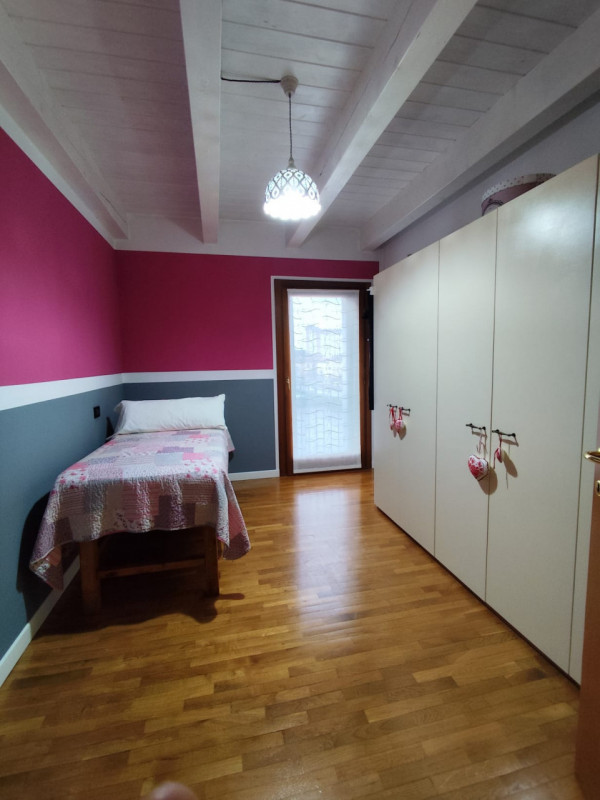 Su piccola palazzina di sole 8 unità, al piano secondo con ascensore, vendesi luminoso appartamen...