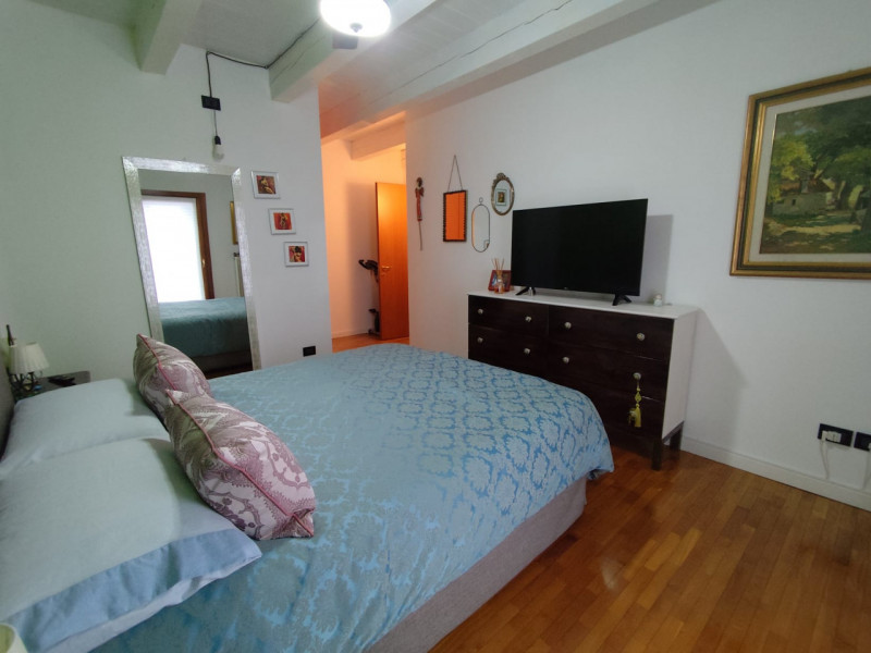 Su piccola palazzina di sole 8 unità, al piano secondo con ascensore, vendesi luminoso appartamen...