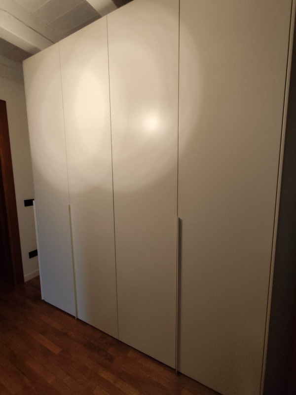 Su piccola palazzina di sole 8 unità, al piano secondo con ascensore, vendesi luminoso appartamen...