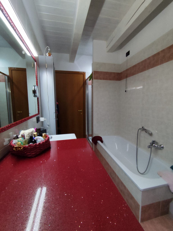 Su piccola palazzina di sole 8 unità, al piano secondo con ascensore, vendesi luminoso appartamen...