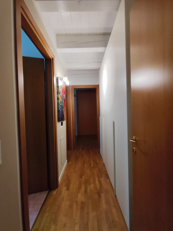 Su piccola palazzina di sole 8 unità, al piano secondo con ascensore, vendesi luminoso appartamen...