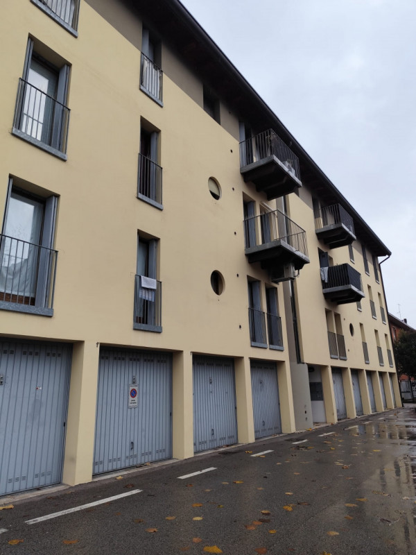 Su piccola palazzina di sole 8 unità, al piano secondo con ascensore, vendesi luminoso appartamen...