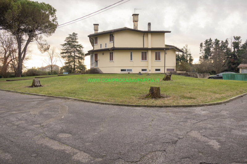 Scoprite questa straordinaria villa contemporanea degli anni '70 situata nel tranquillo e verdegg...