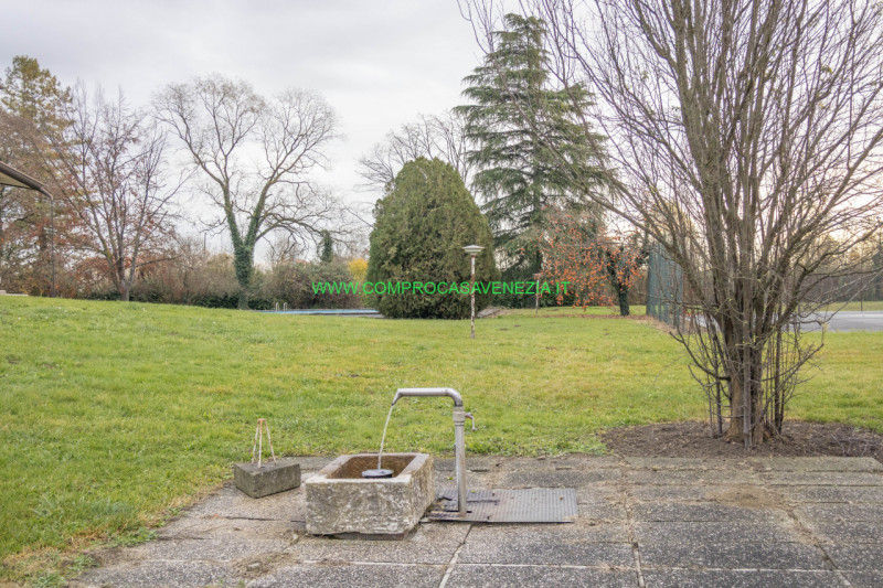 Scoprite questa straordinaria villa contemporanea degli anni '70 situata nel tranquillo e verdegg...