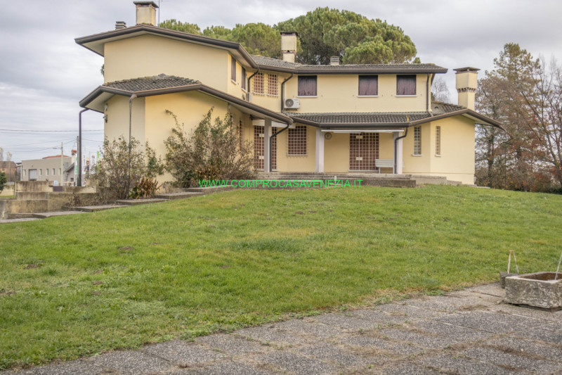 Scoprite questa straordinaria villa contemporanea degli anni '70 situata nel tranquillo e verdegg...