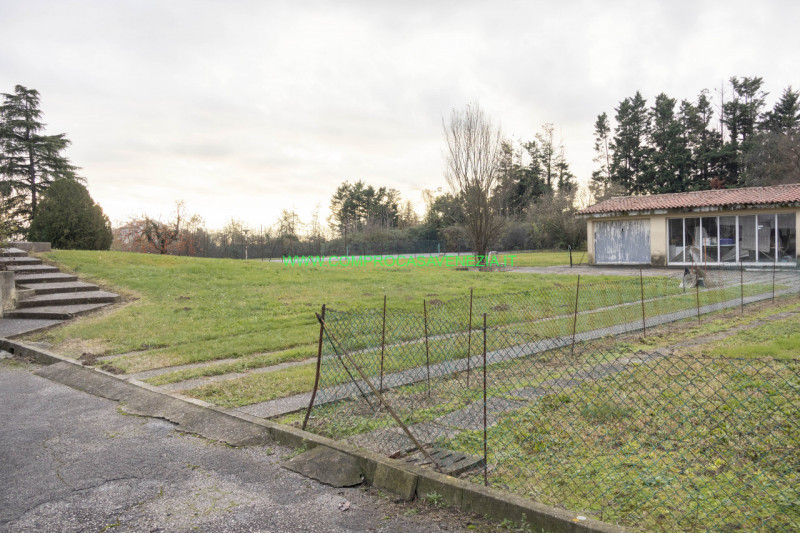 Scoprite questa straordinaria villa contemporanea degli anni '70 situata nel tranquillo e verdegg...