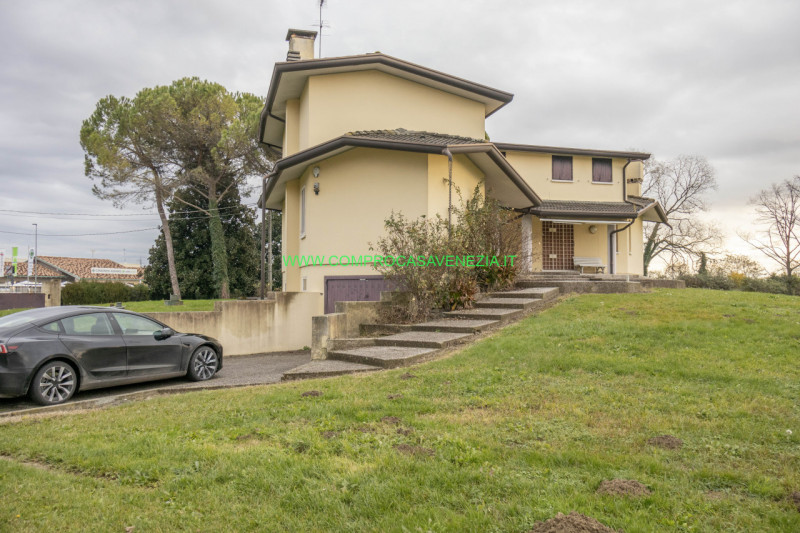 Scoprite questa straordinaria villa contemporanea degli anni '70 situata nel tranquillo e verdegg...