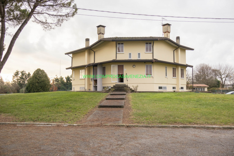 Scoprite questa straordinaria villa contemporanea degli anni '70 situata nel tranquillo e verdegg...
