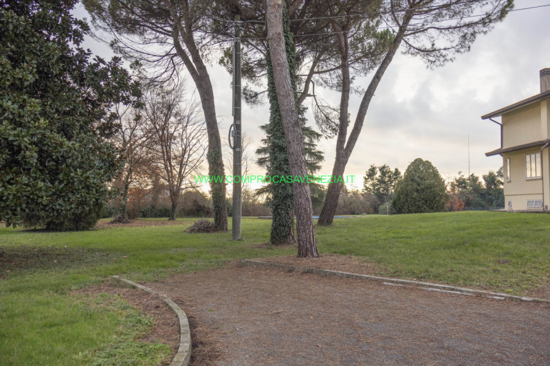 Scoprite questa straordinaria villa contemporanea degli anni '70 situata nel tranquillo e verdegg...