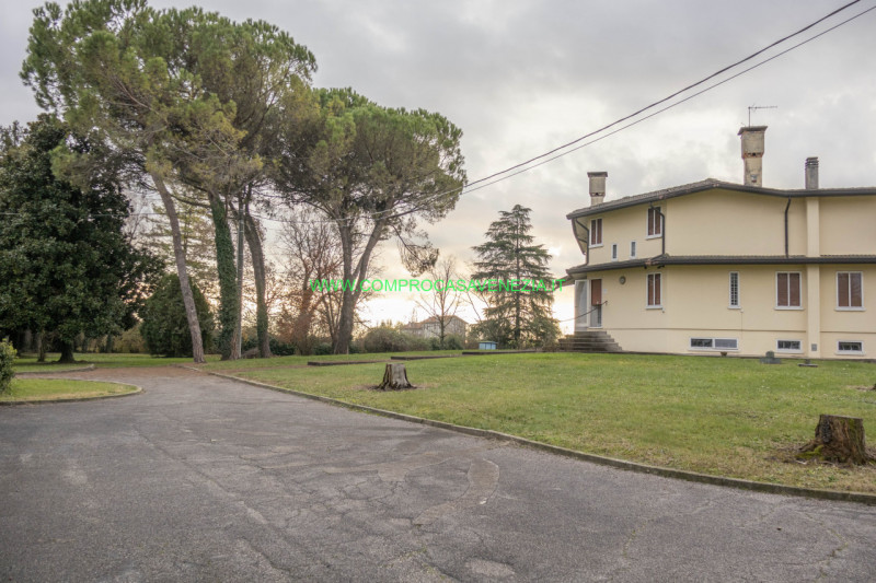 Scoprite questa straordinaria villa contemporanea degli anni '70 situata nel tranquillo e verdegg...