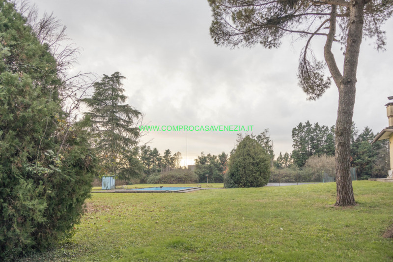 Scoprite questa straordinaria villa contemporanea degli anni '70 situata nel tranquillo e verdegg...