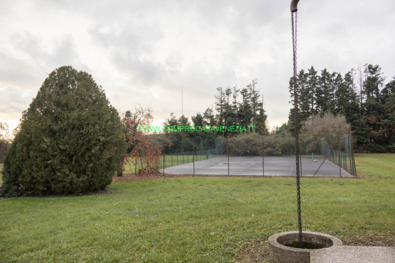 Scoprite questa straordinaria villa contemporanea degli anni '70 situata nel tranquillo e verdegg...