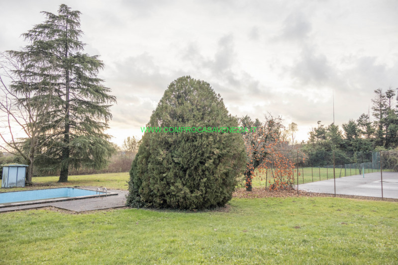 Scoprite questa straordinaria villa contemporanea degli anni '70 situata nel tranquillo e verdegg...