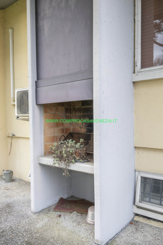 Scoprite questa straordinaria villa contemporanea degli anni '70 situata nel tranquillo e verdegg...